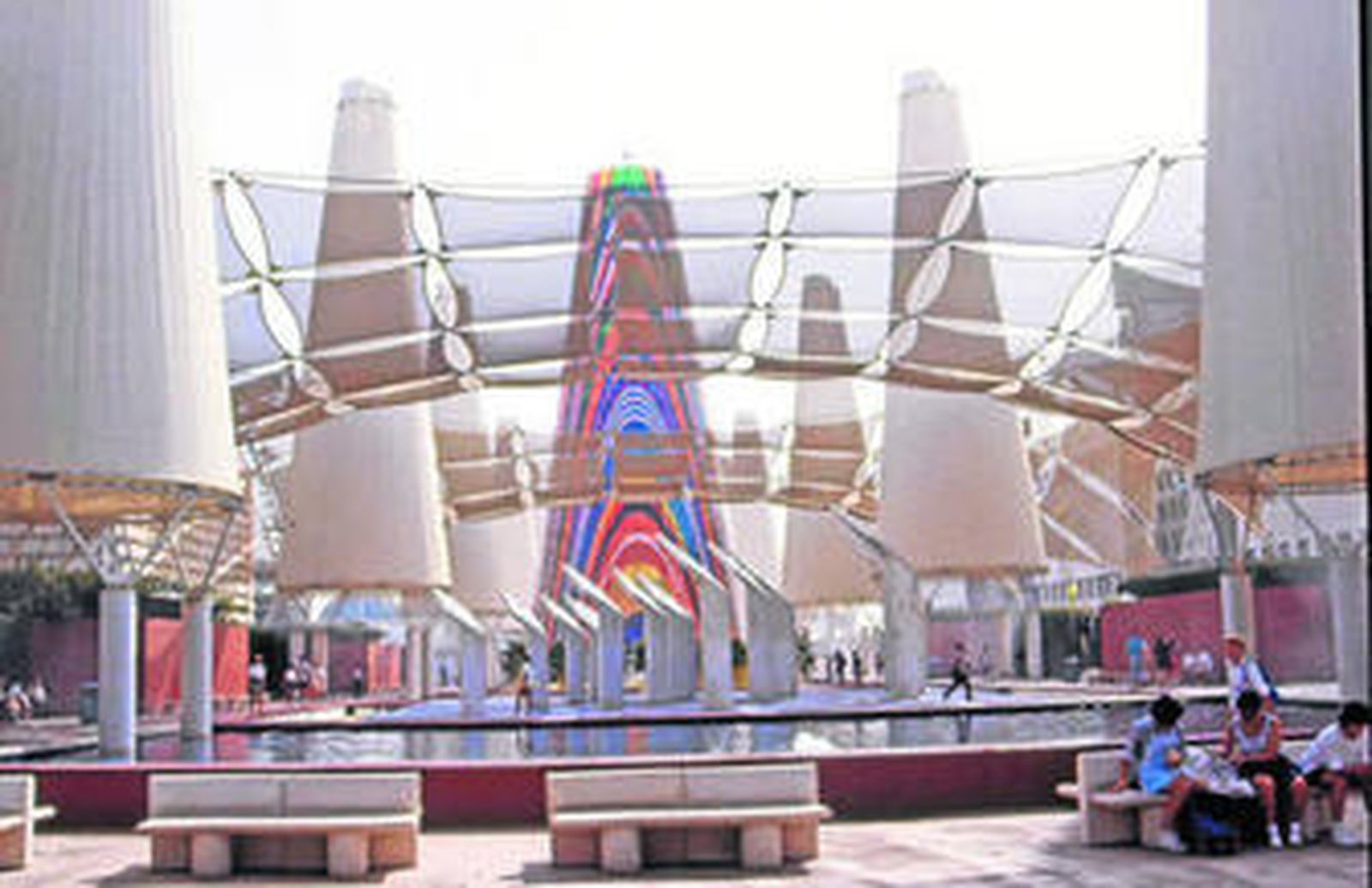 Los descansos a la sombra junto a las fuentes de la Expo seguramente estén entre los recuerdos de los sevillanos.