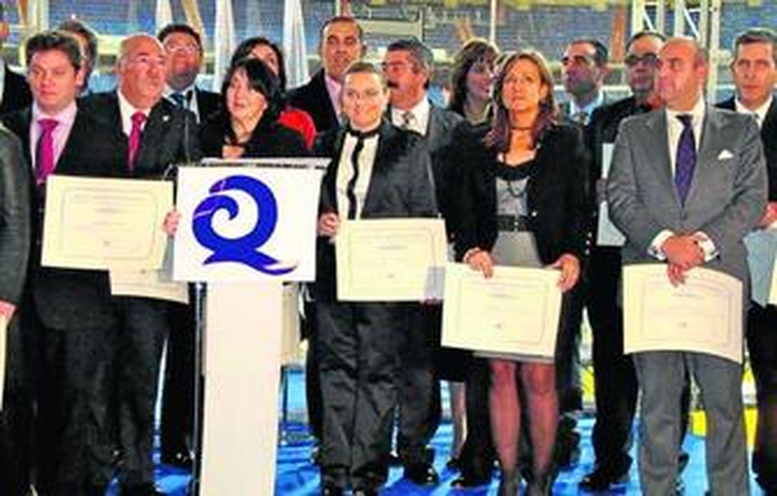 Un momento del acto celebrado anoche en el palco de honor del estadio del Real Madrid.
