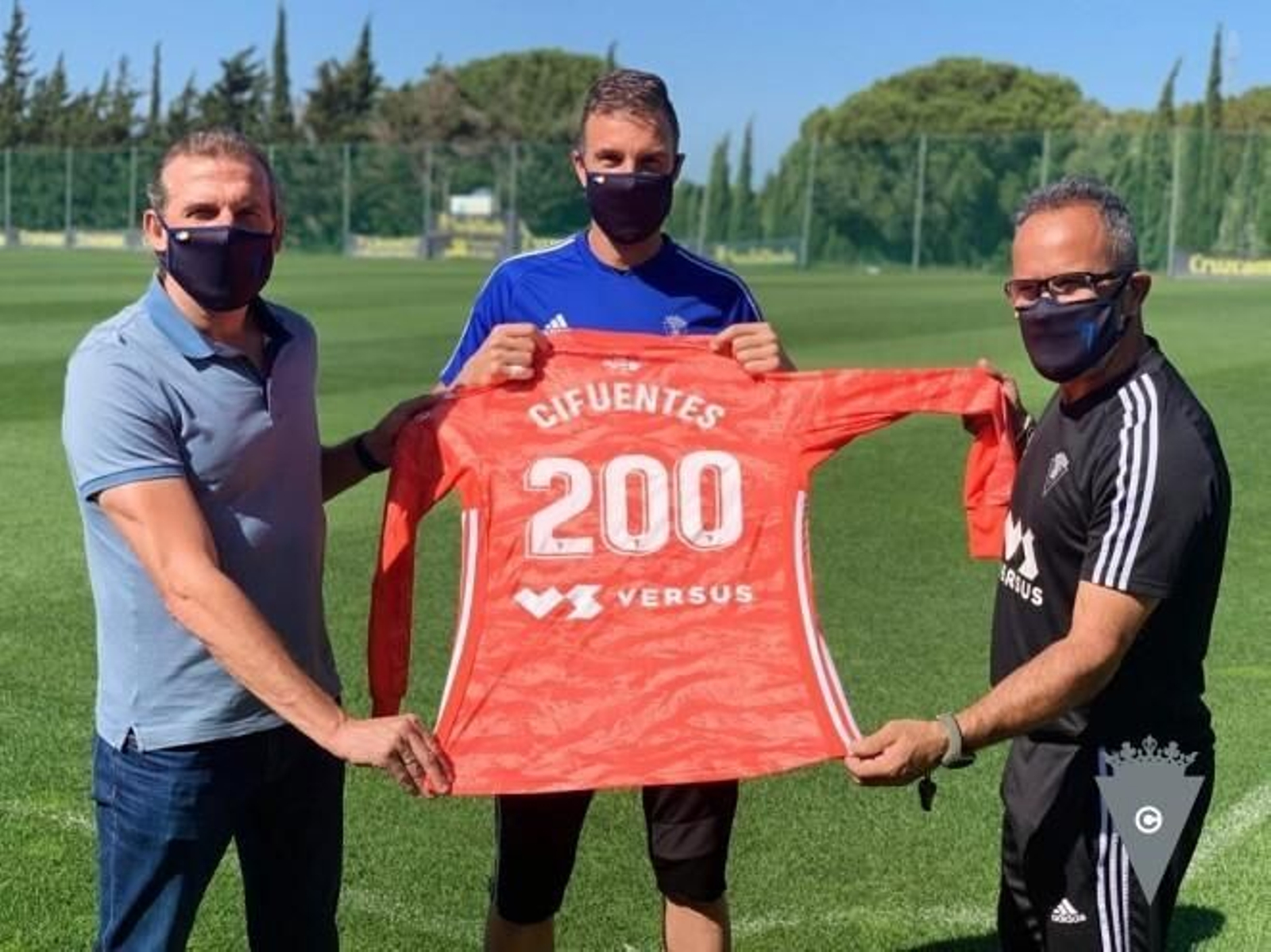 Cifuentes (c), con la camiseta y el número 200 entre Óscar Arias (i) y Álvaro Cervera.