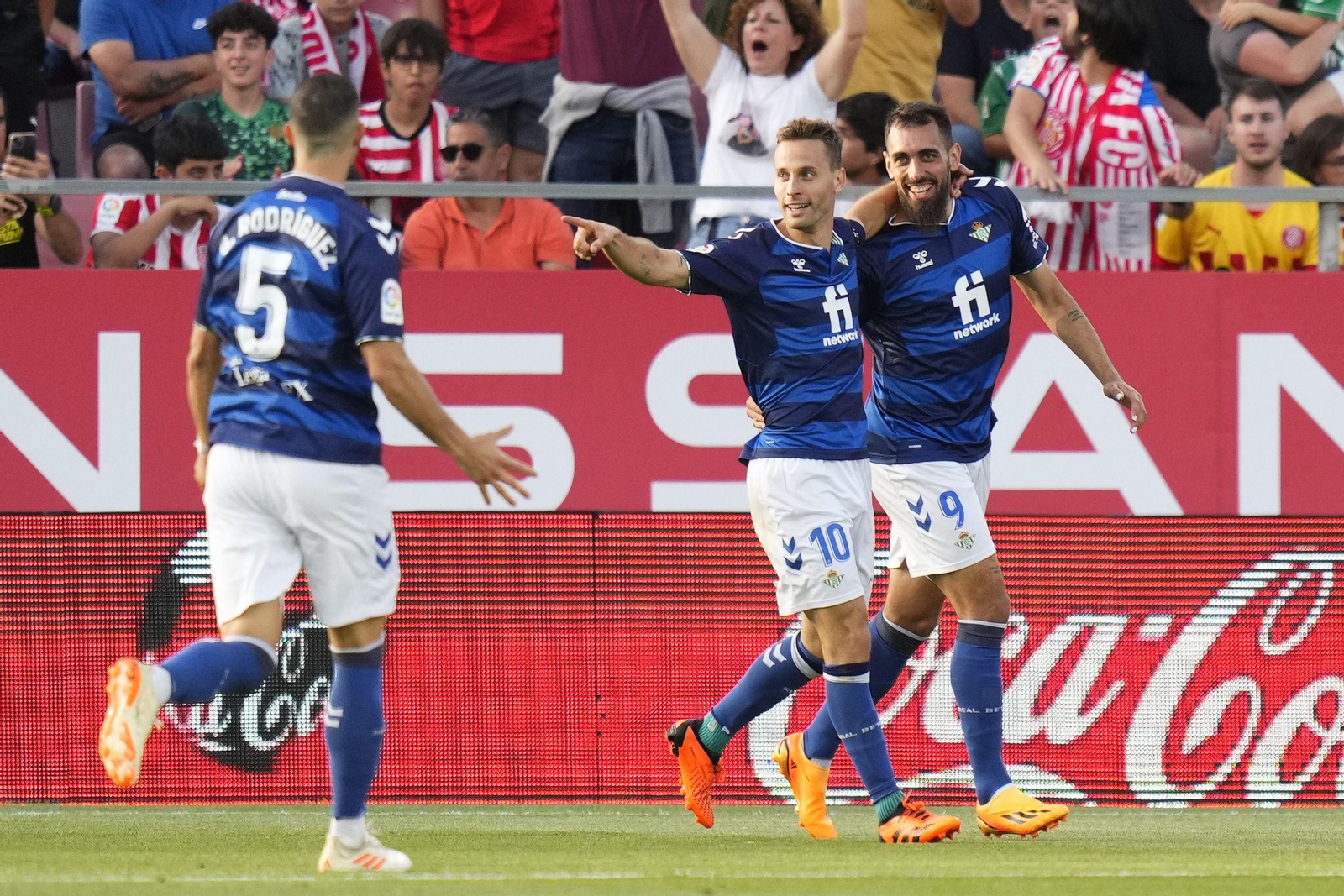 Los jugadores del Betis celebran el empate de Borja Iglesias.