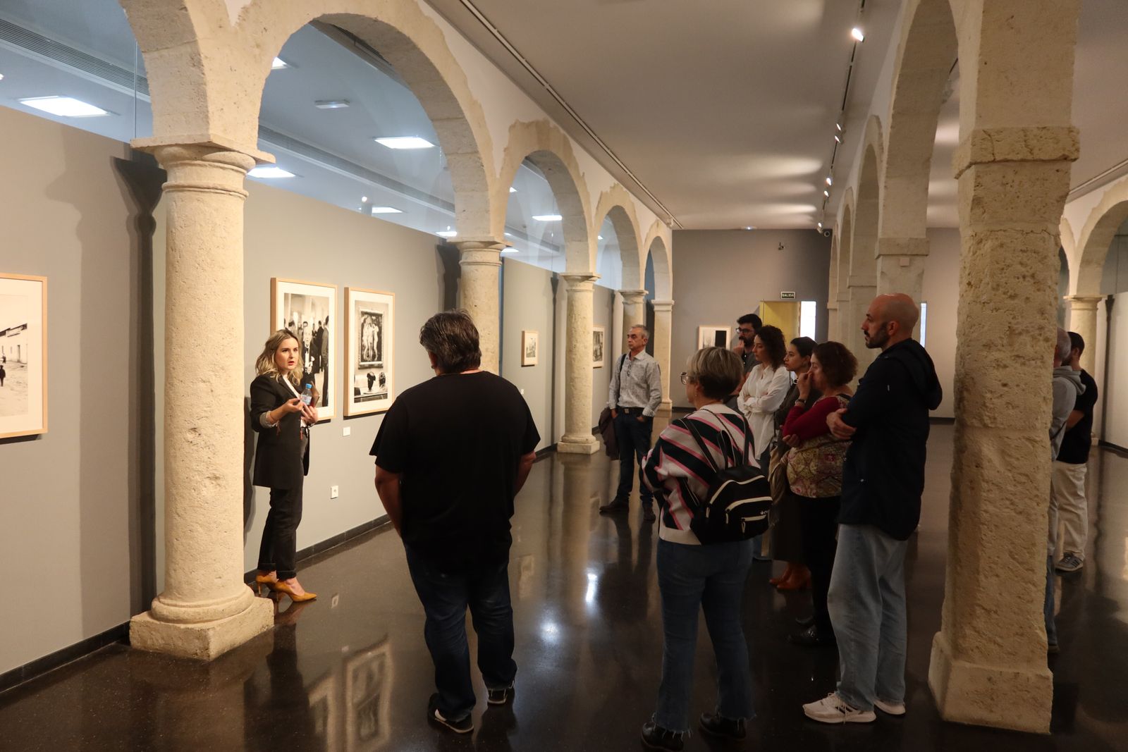 Un grupo de visitantes en la exposición en la sede del CAF.