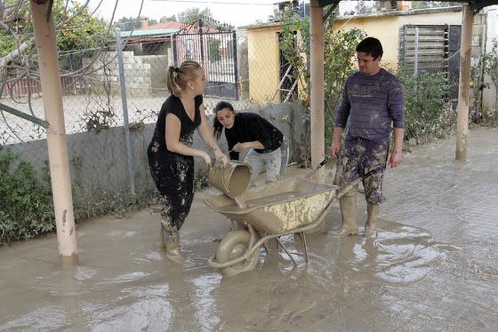 Los afectados por las inundaciones realizan trabajos de limpieza de agua y lodo acumulado.

Foto: Óscar Barrionuevo