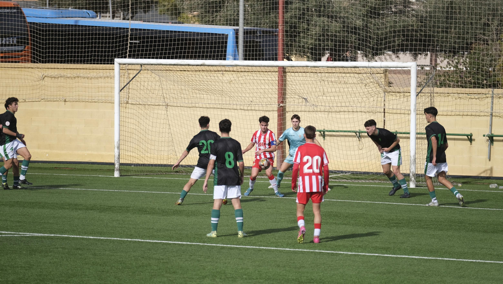 El rojiblanco Juanjo Linares trata de hacer un remate a la media vuelta en un partido de esta temporada.