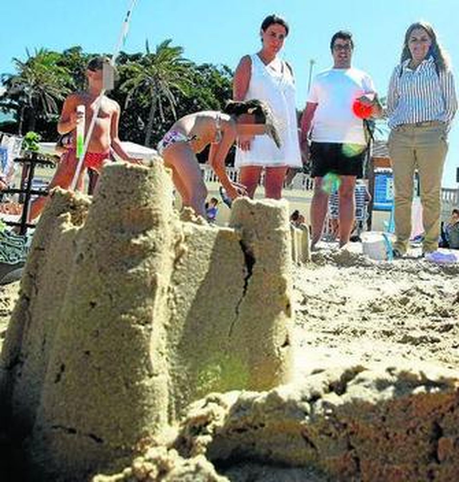 La concejala Carmen Sánchez observa el trabajo de los pequeños