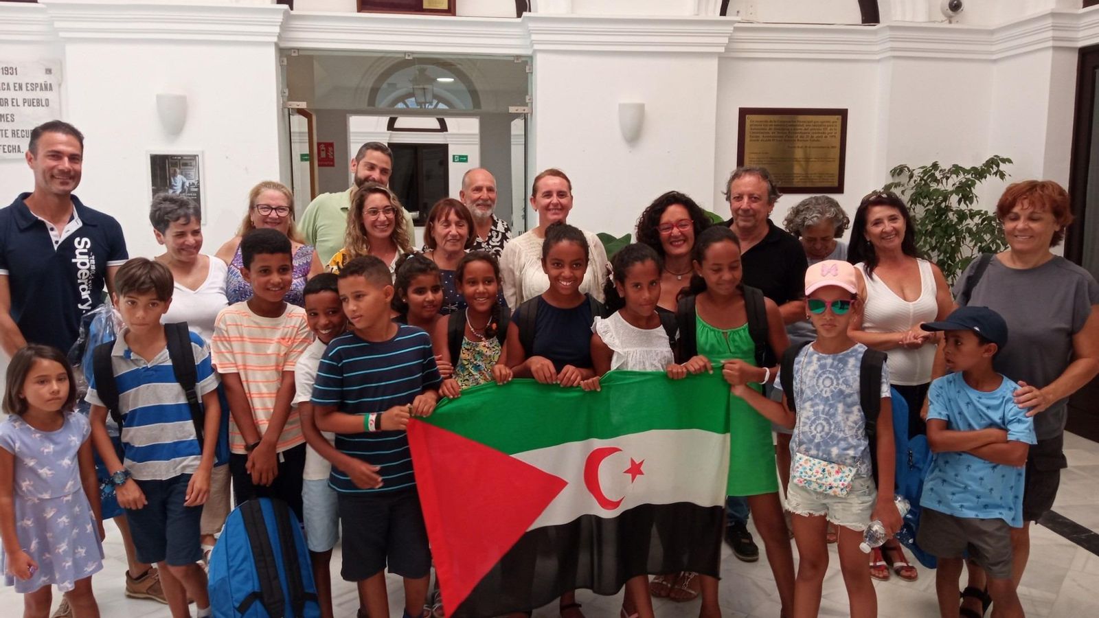 Los niños y niñas saharauis en el Ayuntamiento de Puerto Real.