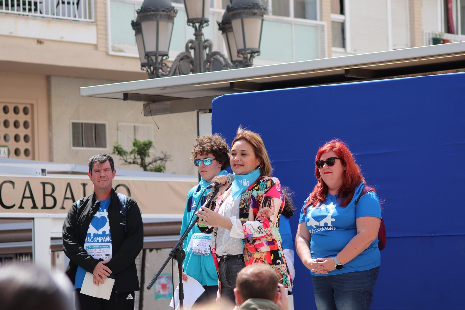 Una marea azul inunda Torremolinos para visibilizar el autismo