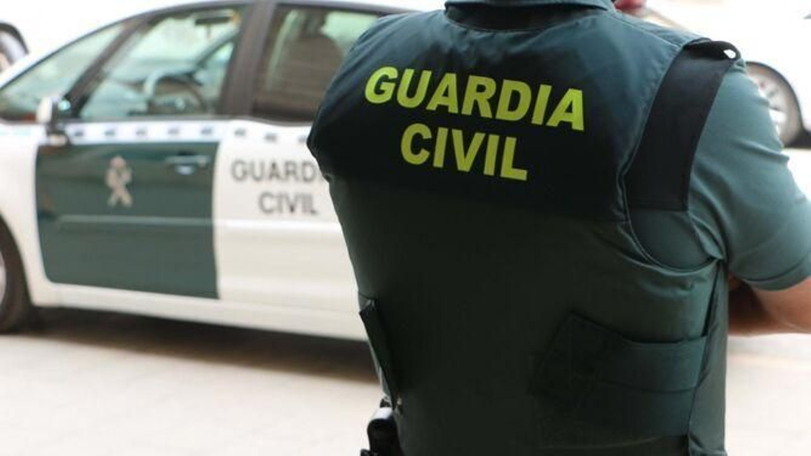 Un guardia civil fuera de servicio salva la vida en Ayamonte a un hombre de avanzada edad que se iba a precipitar desde un puente