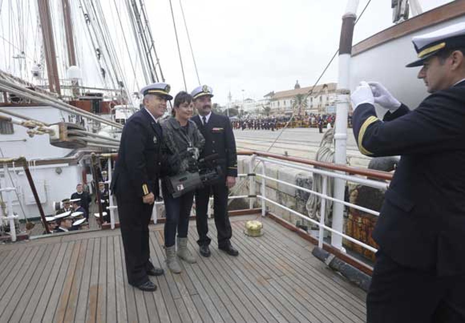 Autoridades civiles y militares dicen adiós al buque escuela que parte hacia Las Palmas en el inicio de su LXXXI crucero de instrucción

Foto: Joaquin Hernandez Kiki