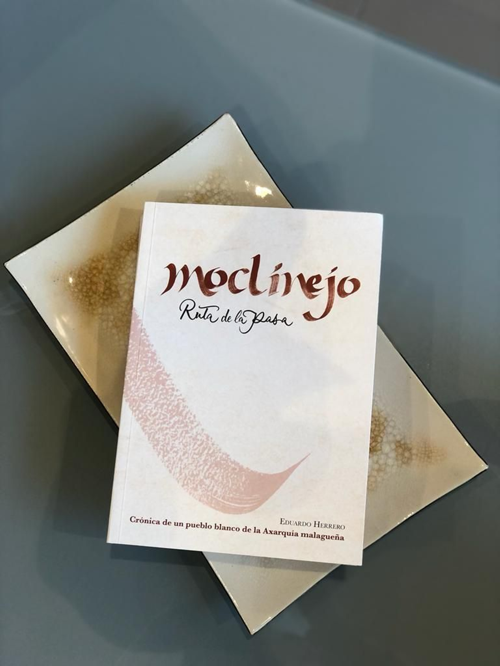 La portada del libro sobre la historia de Moclinejo.