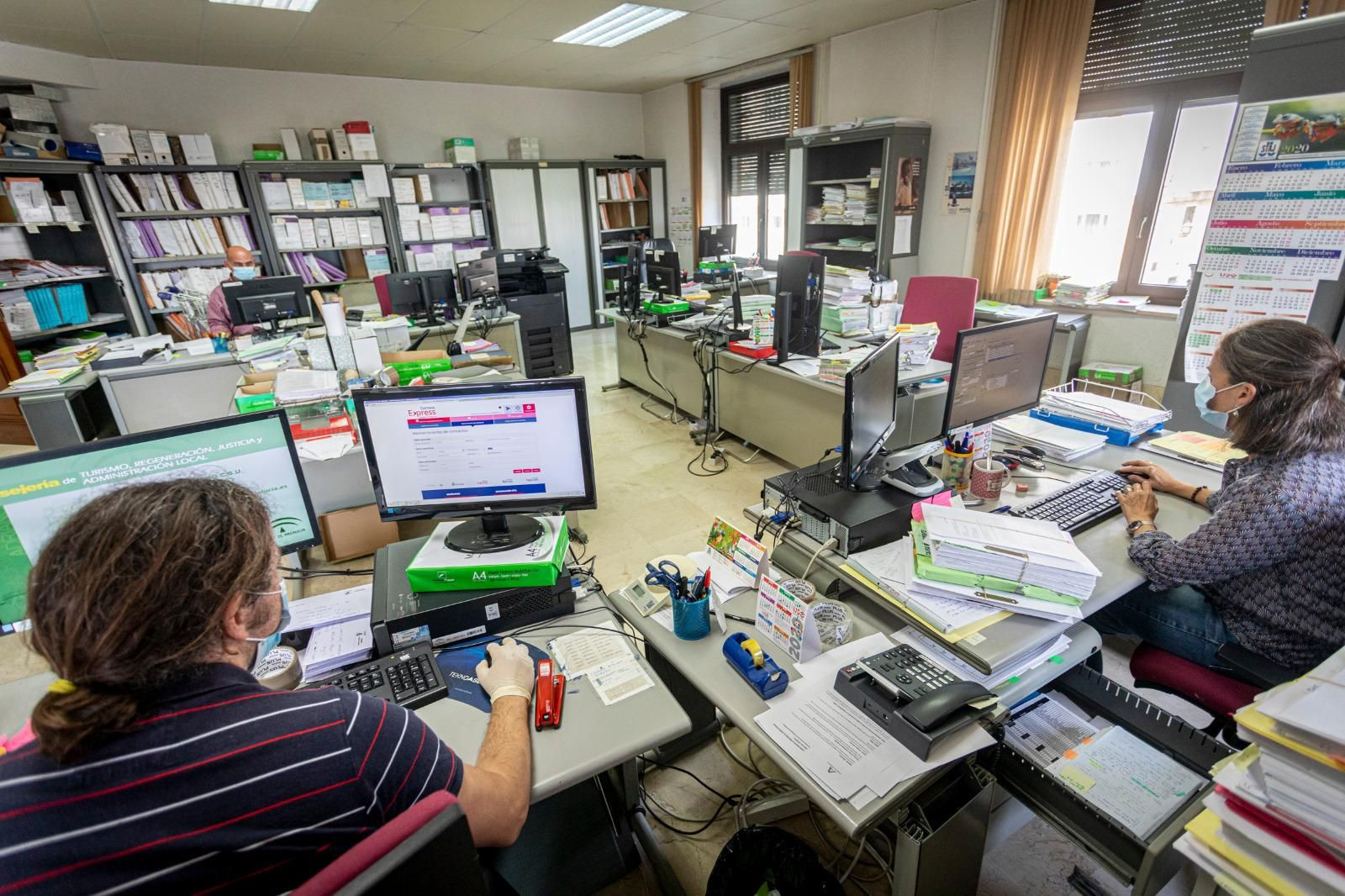 Funcionarios de la Audiencia de Cádiz con mascarillas y guantes.