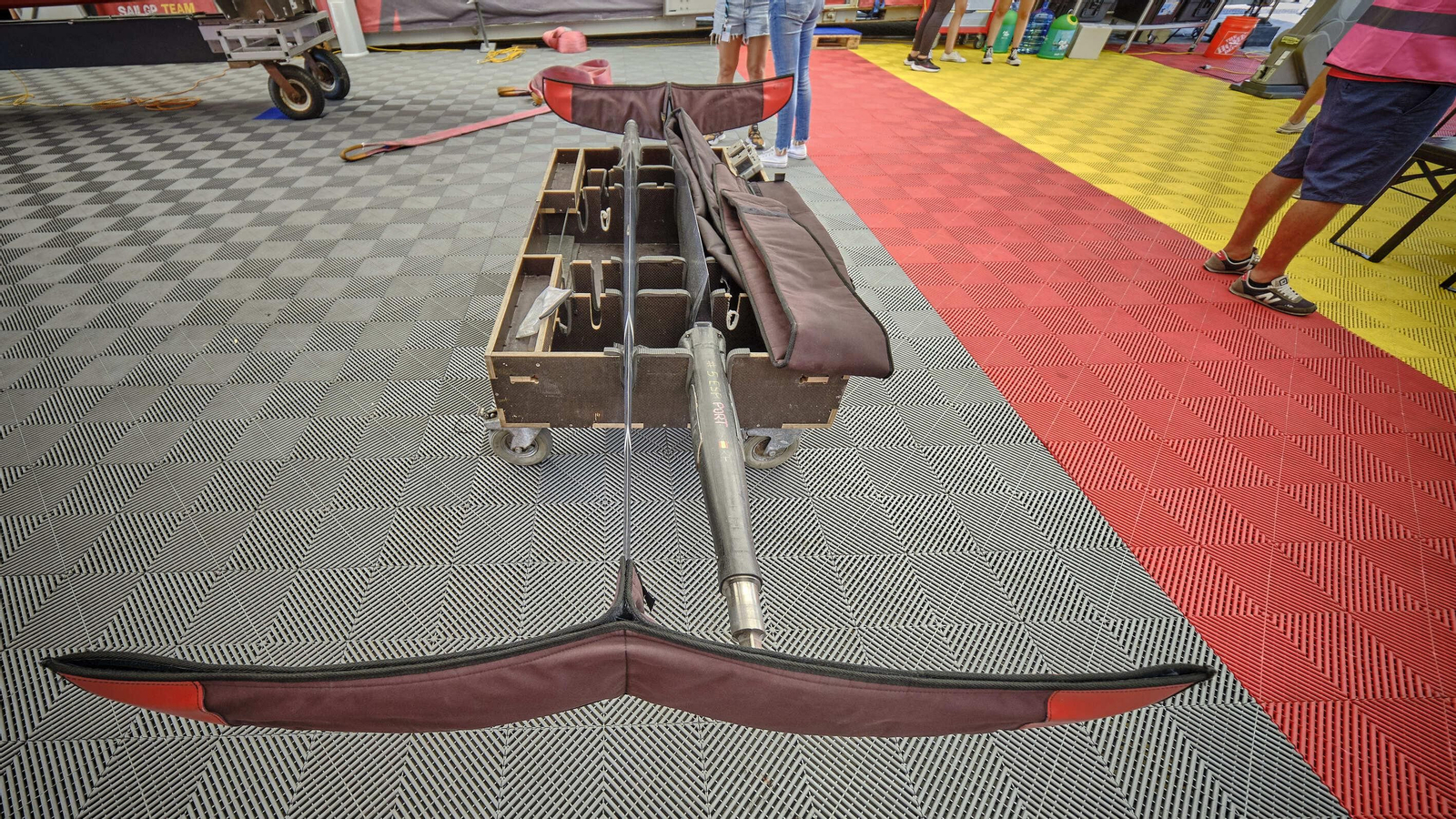 A 28Km/h la embarcación se despega del agua. Los foils de timón, por su física,  consiguen hacer planear el casco. La idea es navegar a la máxima altura posible para disminuir el rozamiento y alcanzar mayor velocidad.