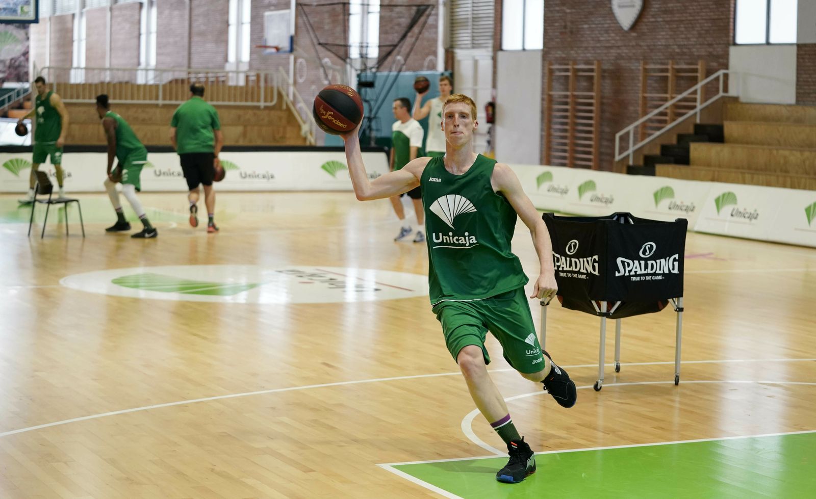 Alberto Díaz da un pase.