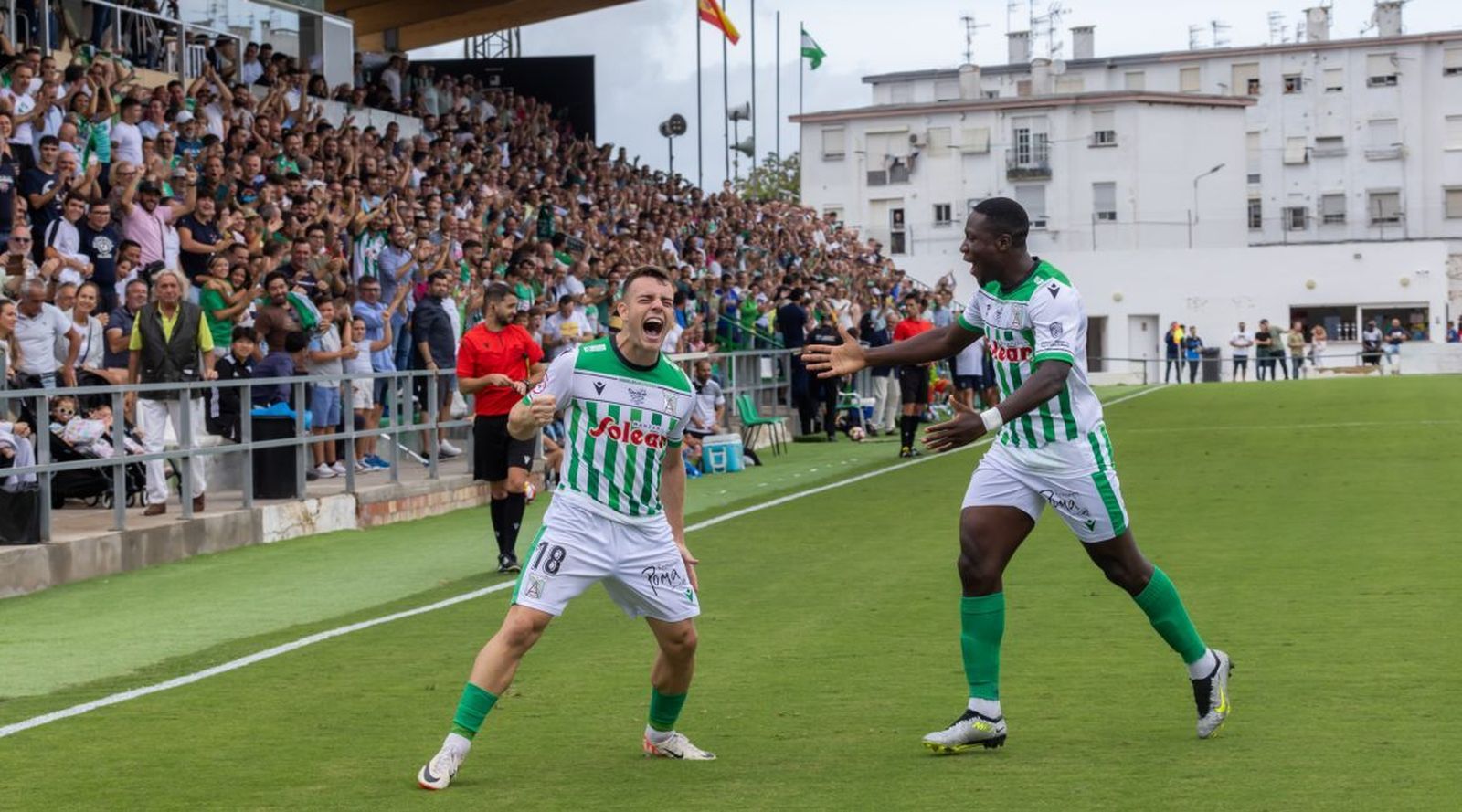 El algecireño Guti celebra un gol con Mwepu.