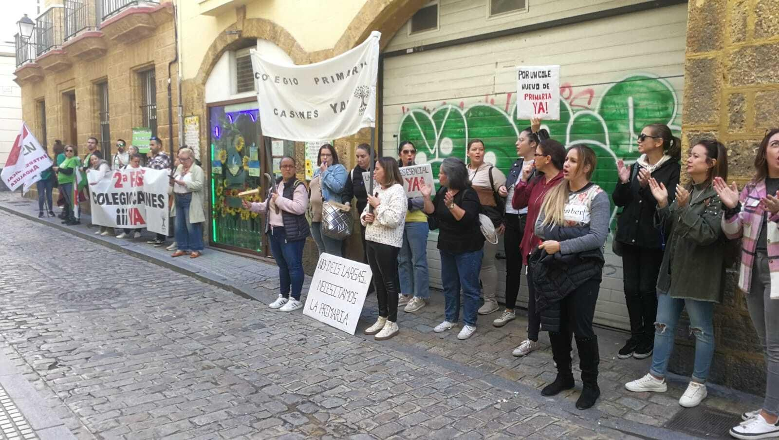 Protesta de la Ampa 'Casines, del colegio 'Tierra y Libertad' de Puerto Real Protesta de la Ampa 'Casines, del colegio 'Tierra y Libertad' de Puerto Real