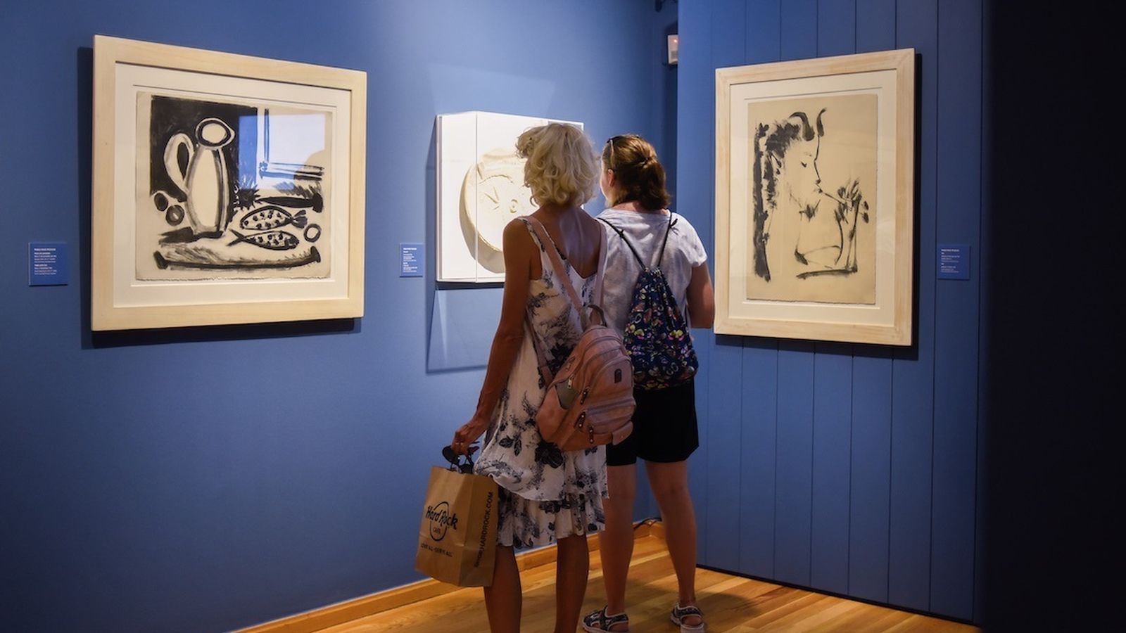 Visitantes en una de las exposiciones del Museo Picasso Málaga.