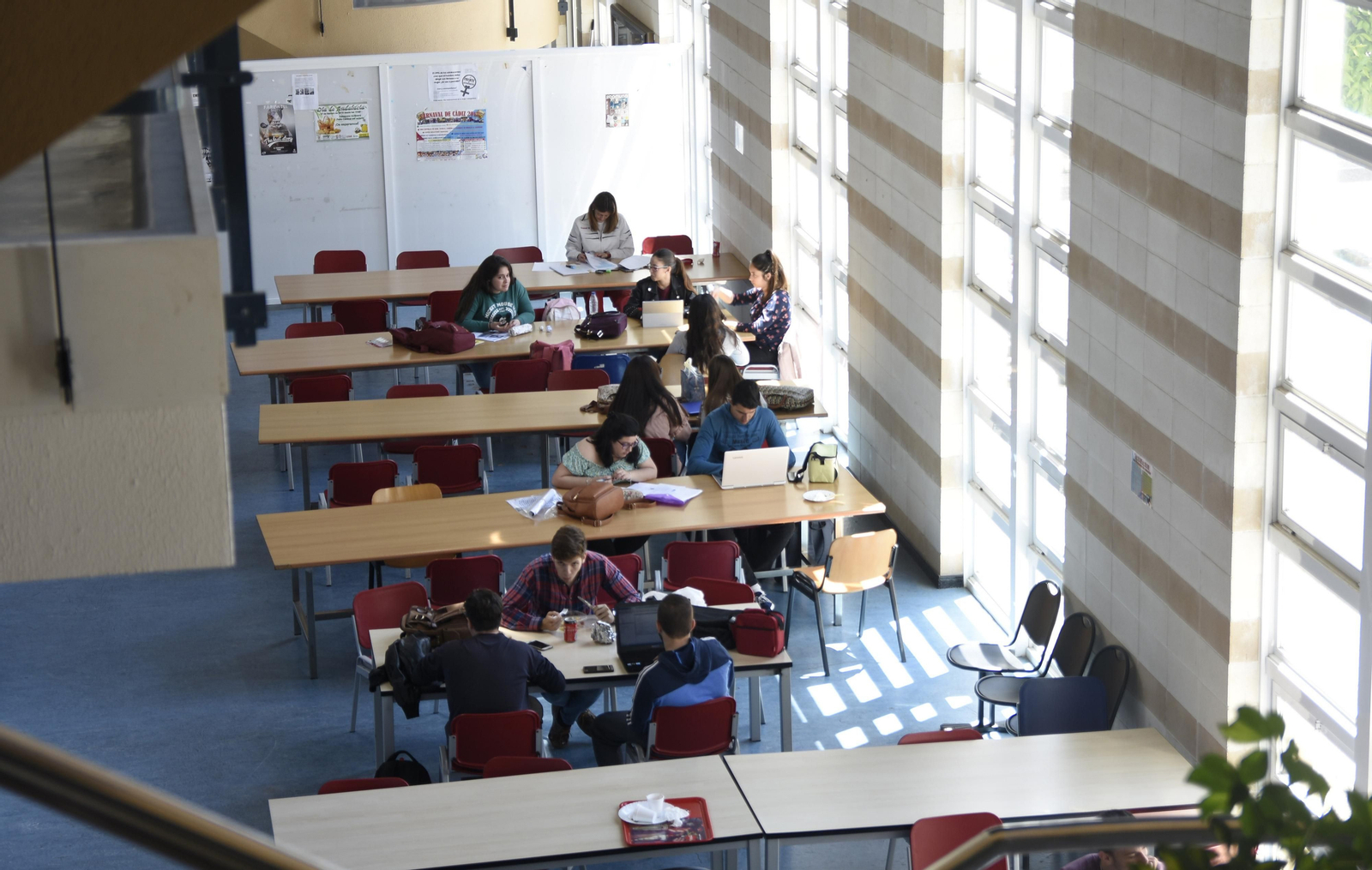 Un grupo de alumnos, en el campus de Rabanales.