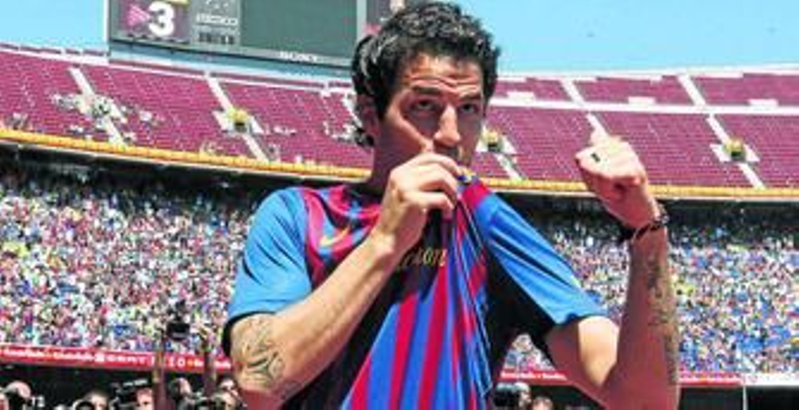 Cesc besa la camiseta del Barcelona en su presentación como nuevo jugador del club.