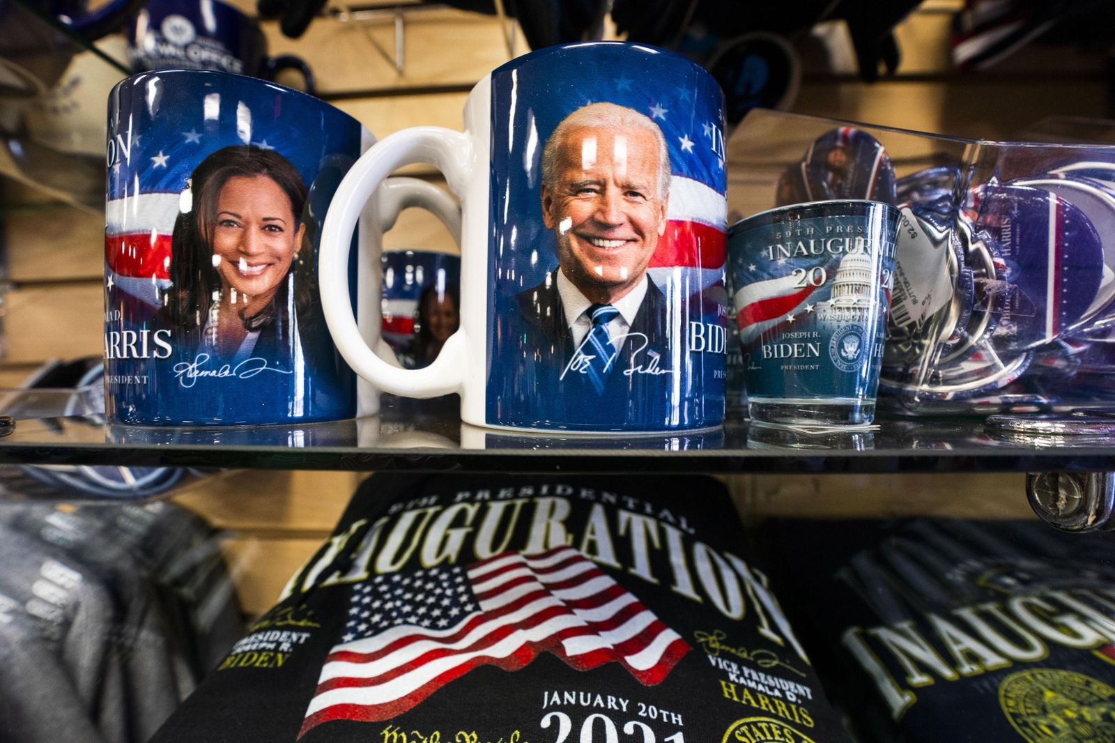 Tazas con las caras de Joe Biden y Kamala Harris.