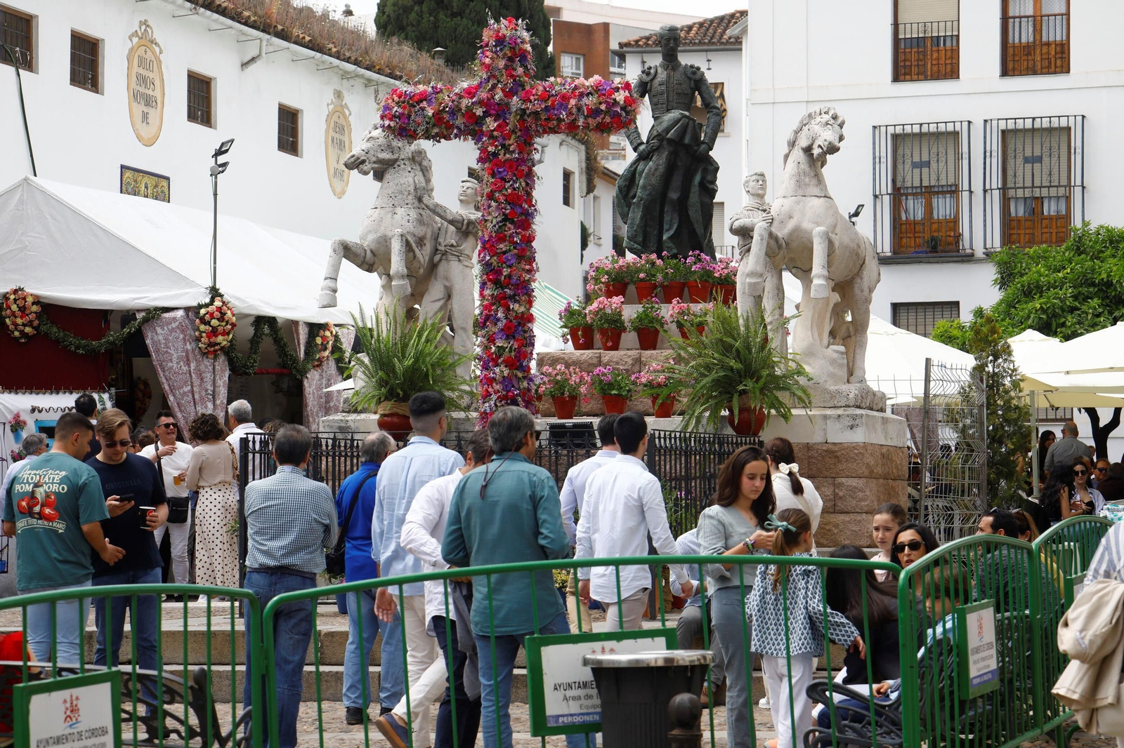 El ambiente en las Cruces de Mayo de Córdoba a mediodía, en imágenes