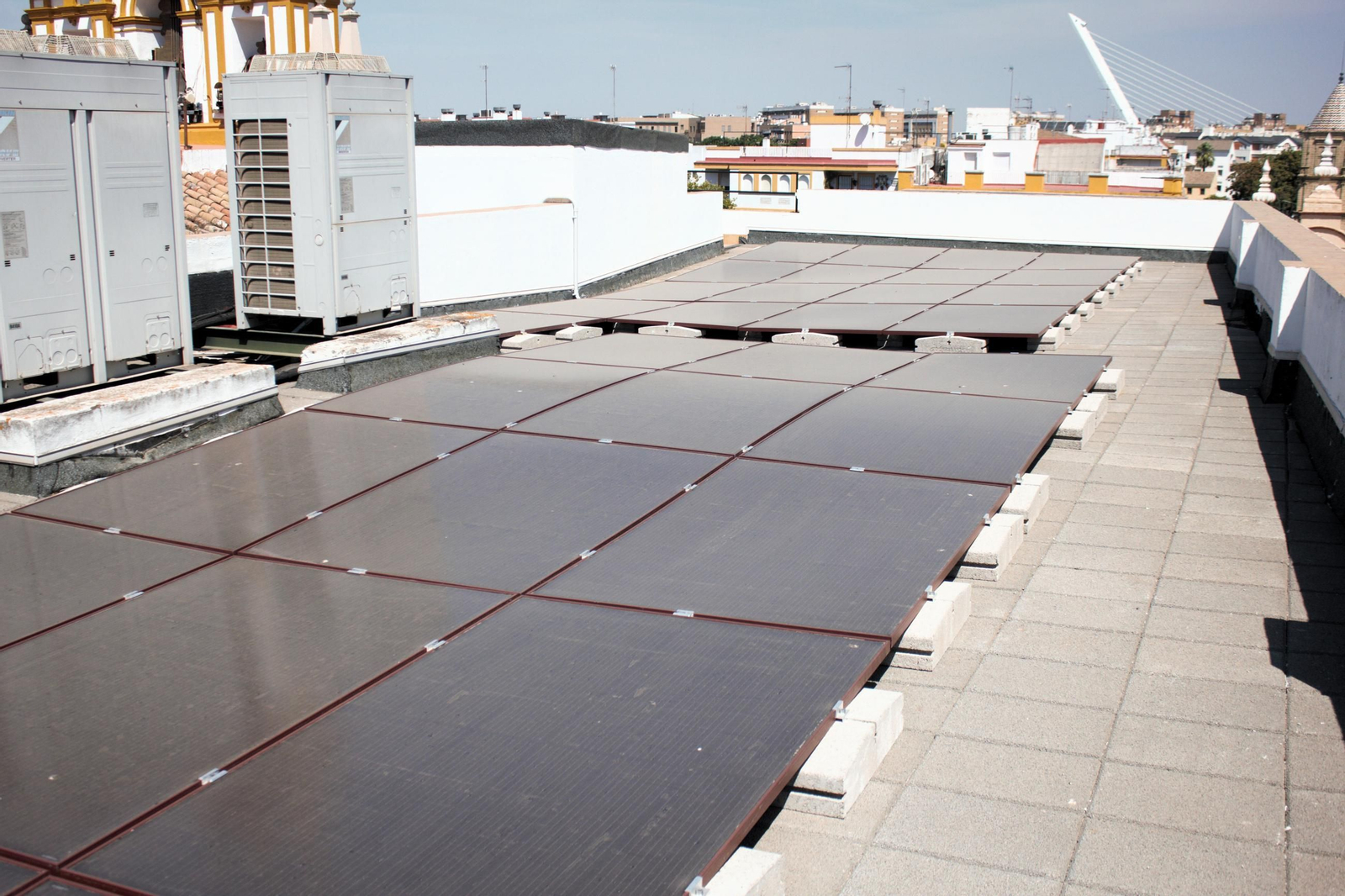 Los paneles solares instalados en la Macarena.