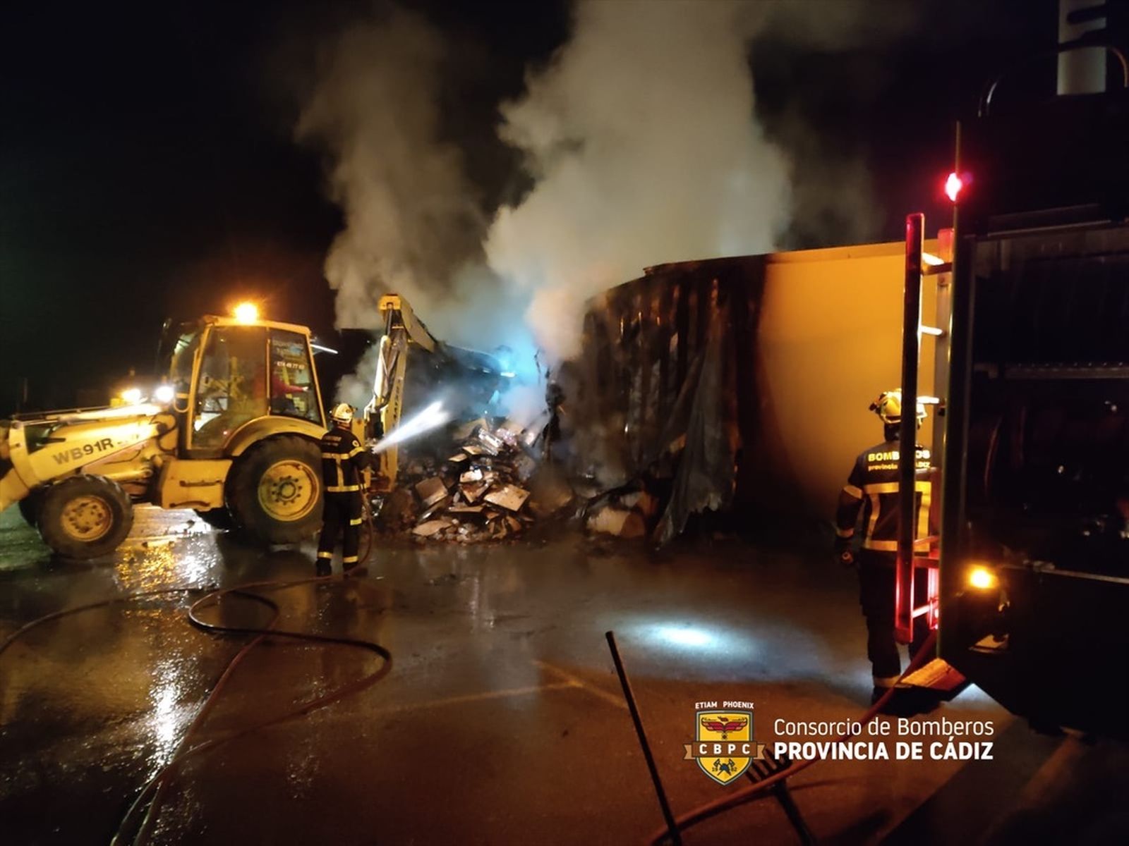 Los bomberos tardan más de seis horas en apagar un incendio en el ...