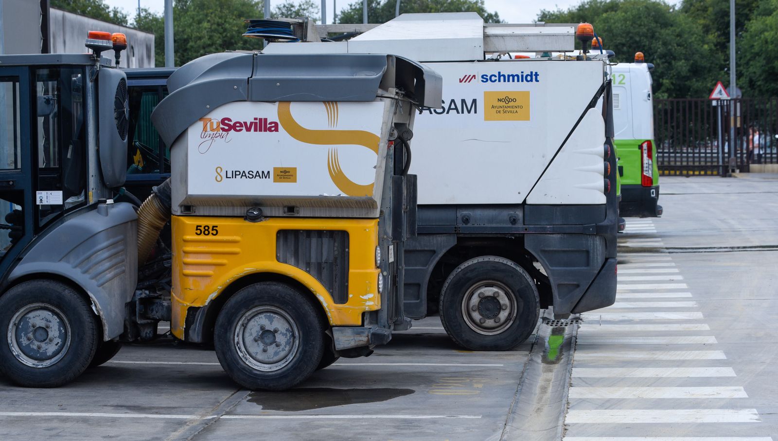 Vehículos de Lipasam en el parque de Torneo.