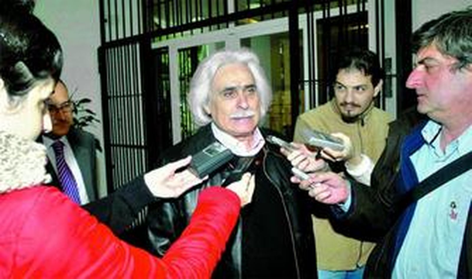 Rafael Gómez atiende a los medios tras prestar declaración ante el nuevo juez de la causa, Óscar Pérez.