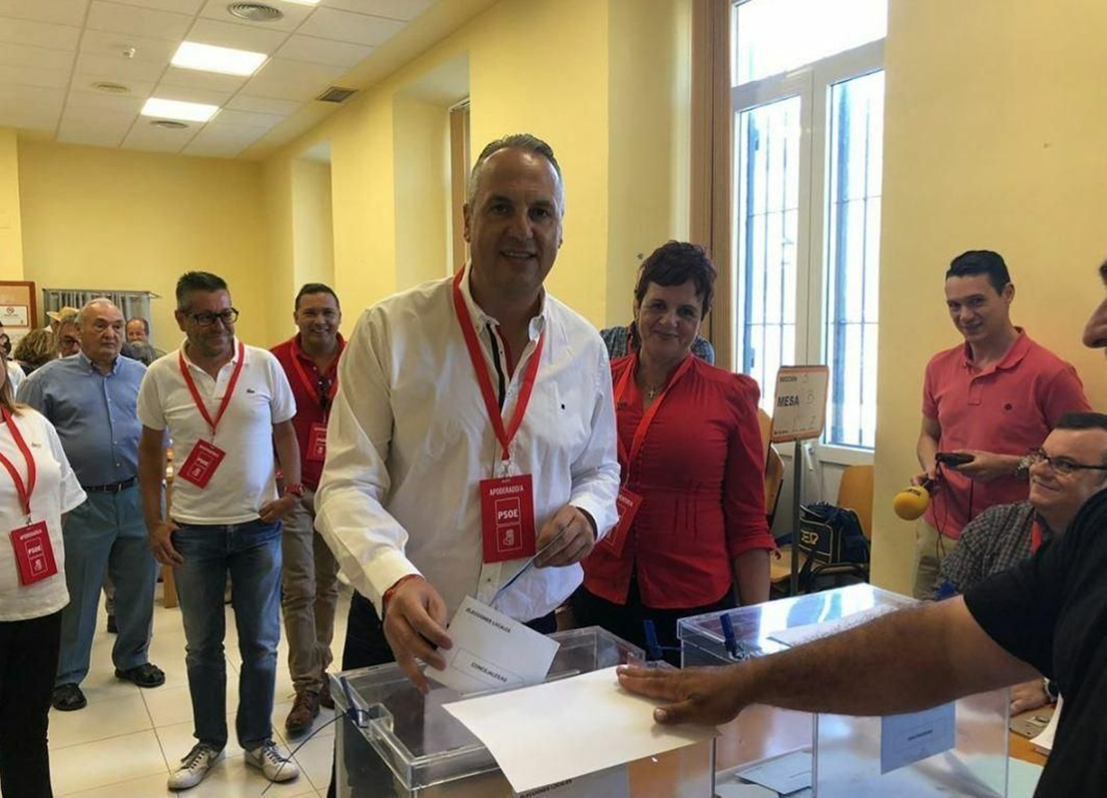 El socialista Ruiz Boix, en el instante de ejercer el voto.