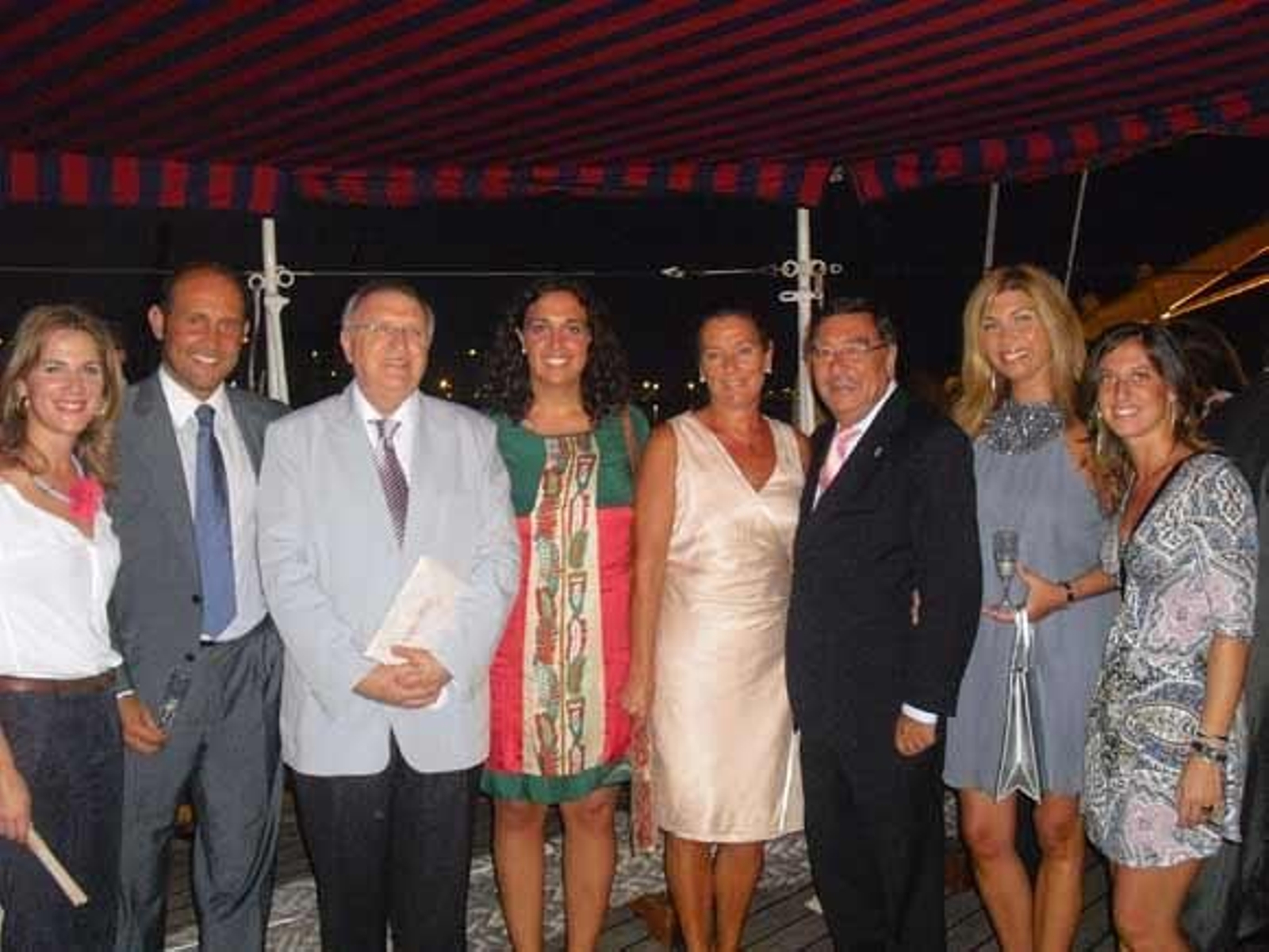 El alcalde en funciones de Cádiz, José Blas Fernández, junto a otros representantes de la Corporación.

Foto: Gema Amil