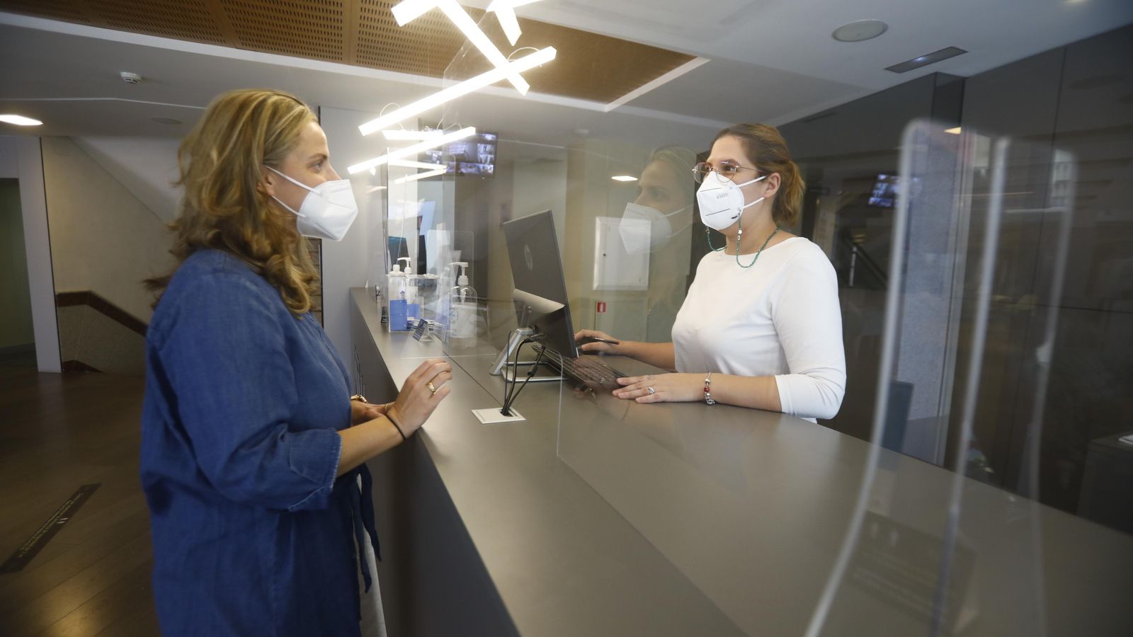 Una mujer se registra en la recepción del Hotel Selu.