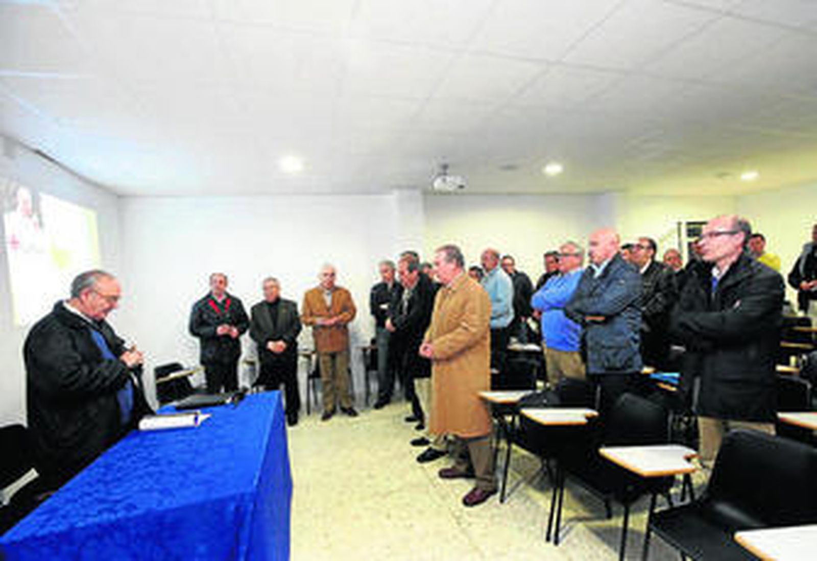 Diego Capado dirige el rezo inicial antes de comenzar el pleno del Consejo de Hermandades, en Siloé.