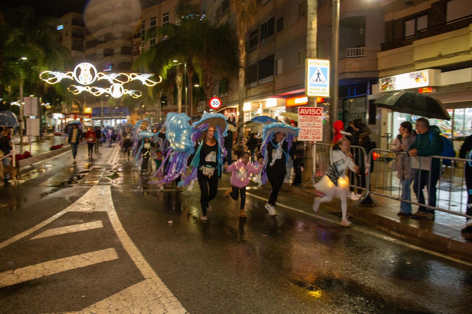 Ni la lluvia puede con la San Silvestre de Motril