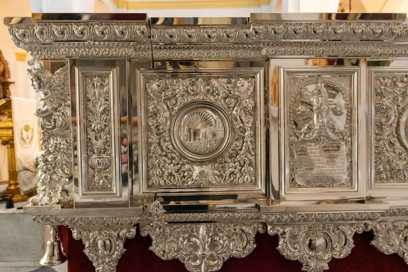 Los espectaculares nuevos faldones de la Carreta de Plata de la Hermandad del Rocío de Villamanrique