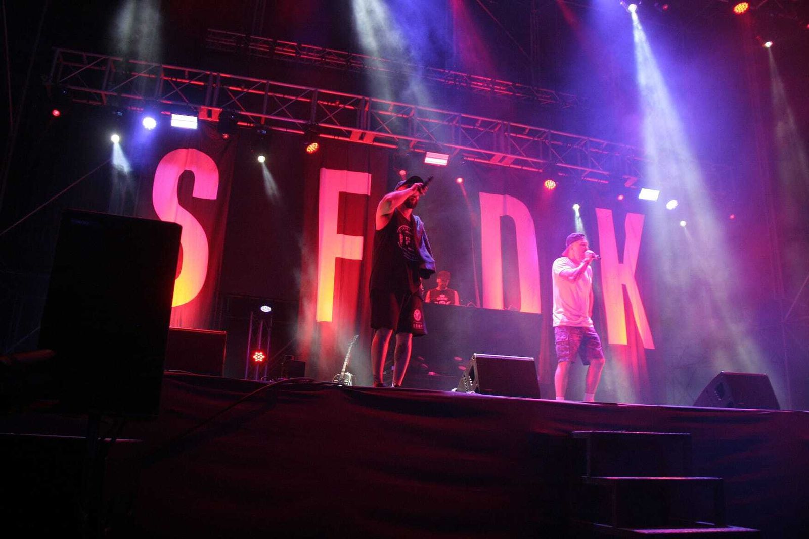 El grupo SFDK, sobre el escenario DSoko Live.