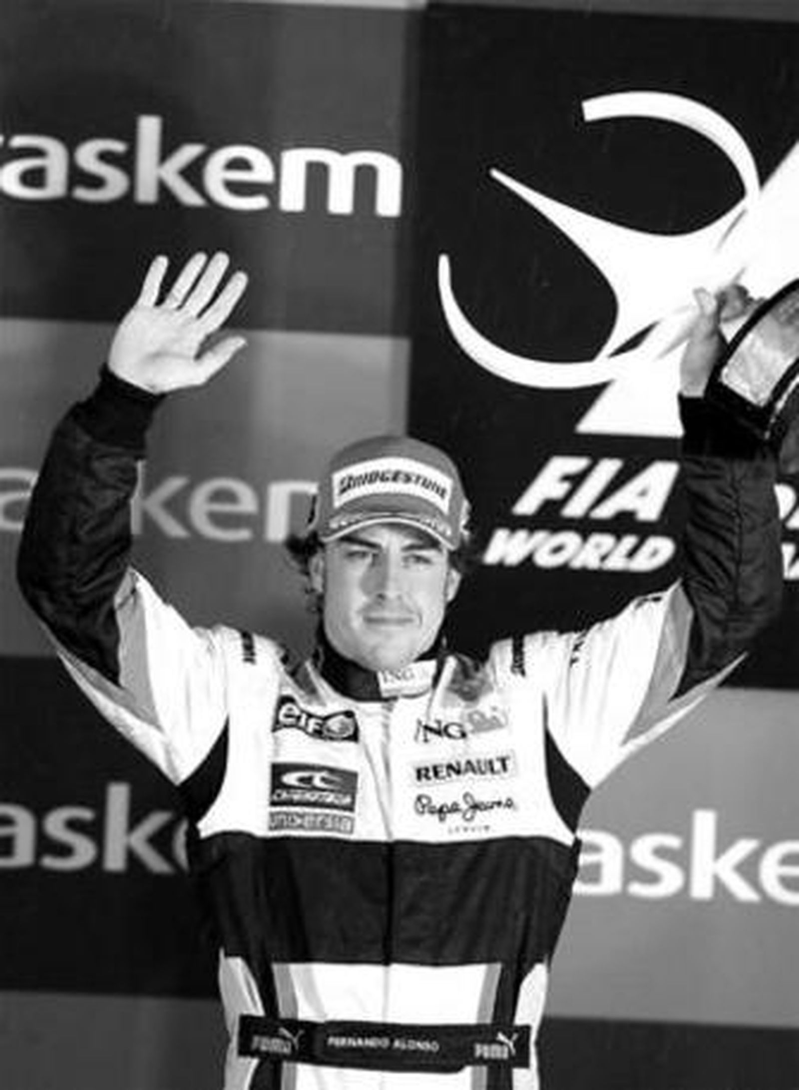Fernando Alonso, con su trofeo de segundo clasificado en Brasil.