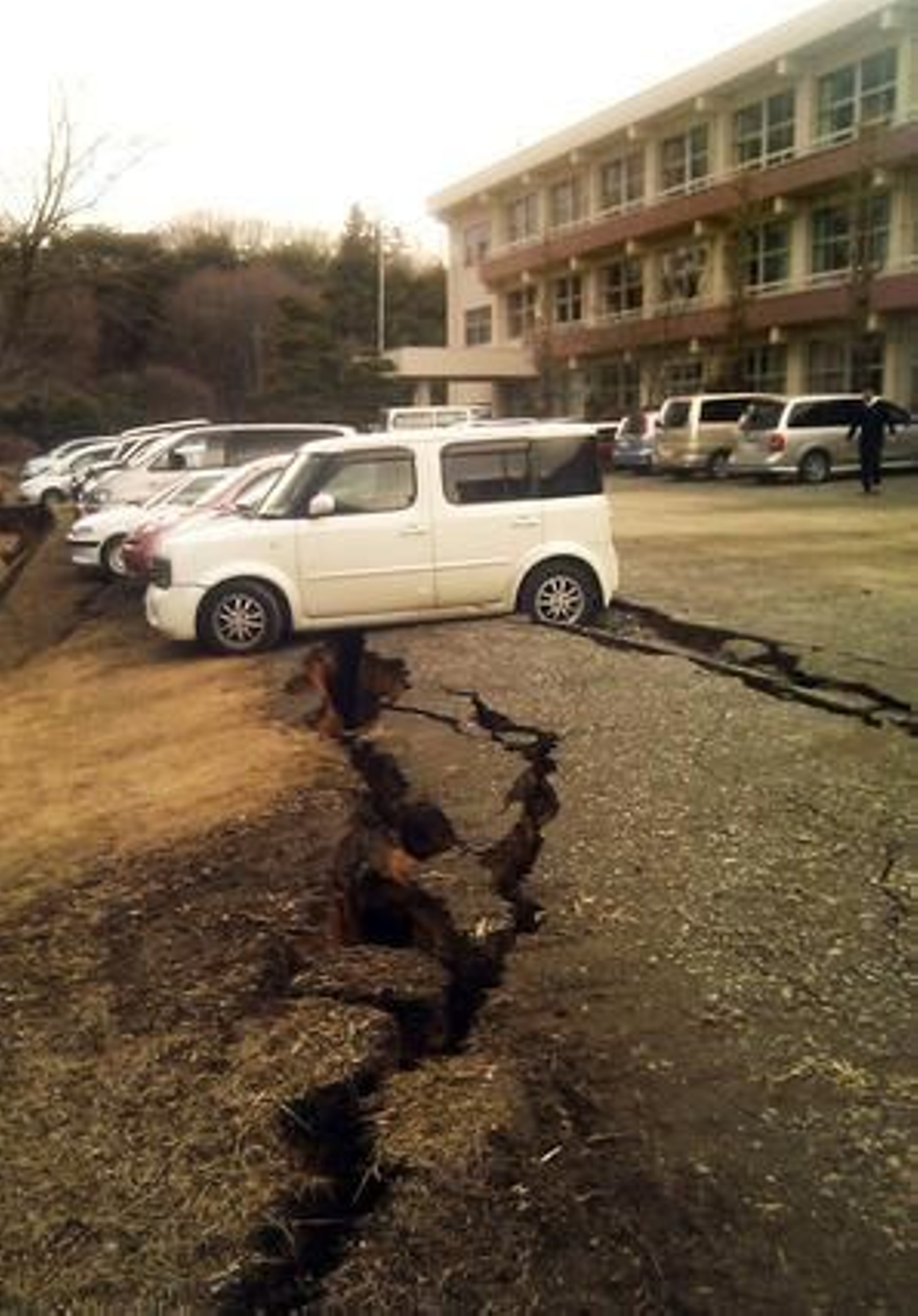 Las calles se llenan de desperfectos tras el fuerte 'tsunami' en Japón.

Foto: STR