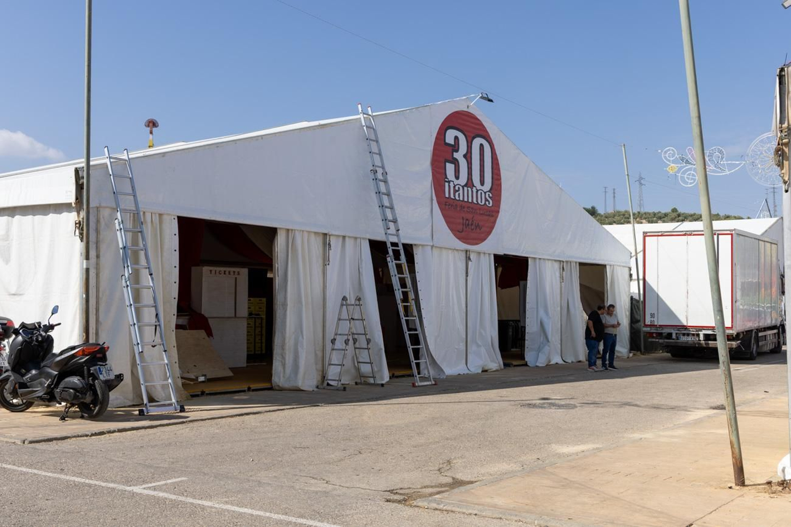 Así avanza el montaje de la feria de San Lucas