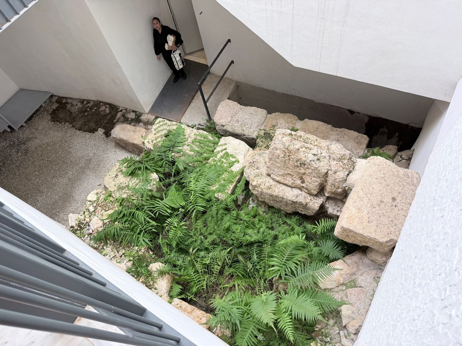 El estado actual de la muralla una vez integrada en el hotel.