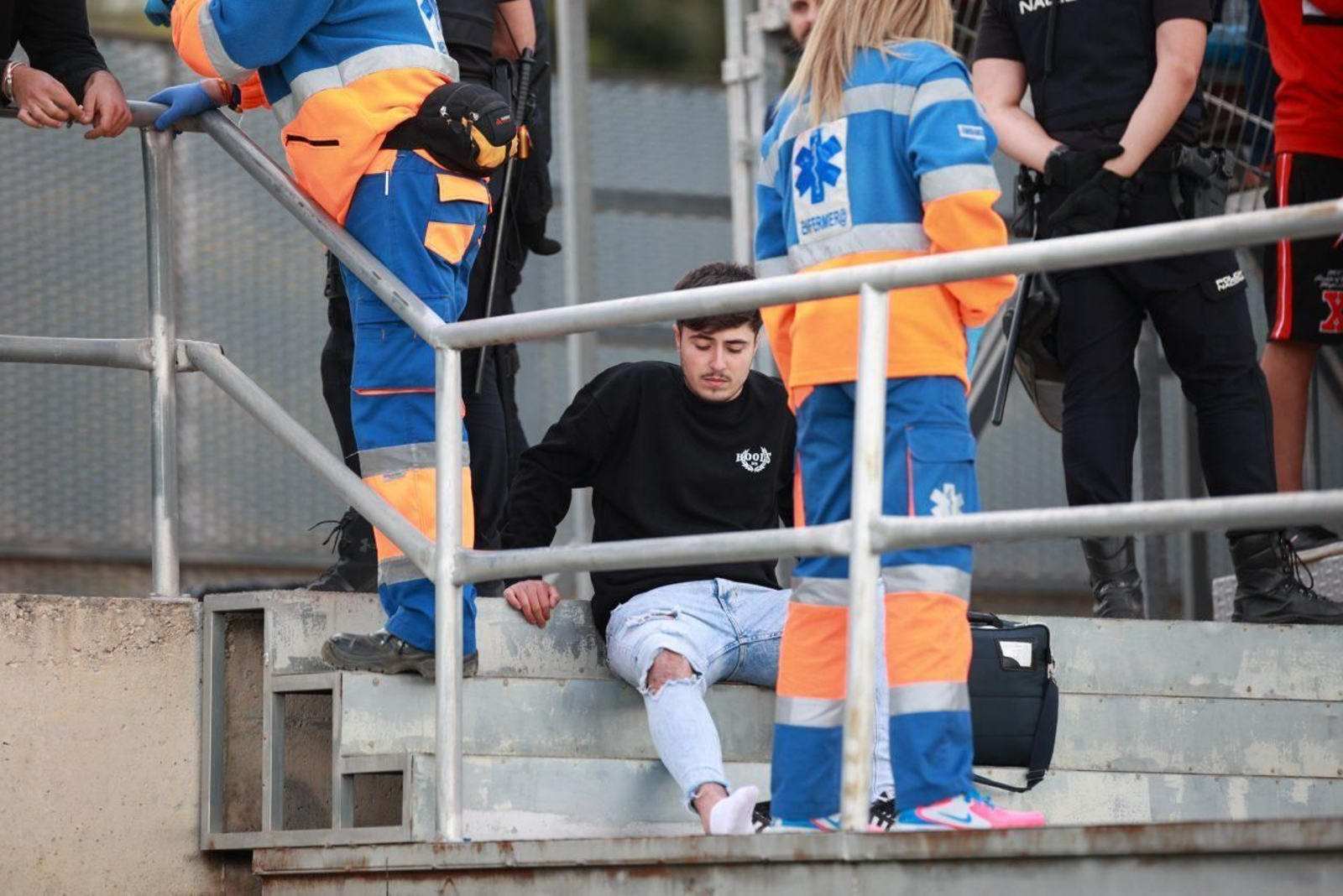 Un aficionado del Xerez CD, atendido por sanitarios.