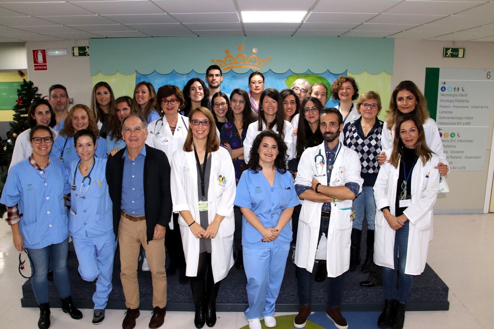 Personal del Hospital Virgen Macarena con los premiados en el Certamen de Cuentos Navideños Dr. Francisco Vela.