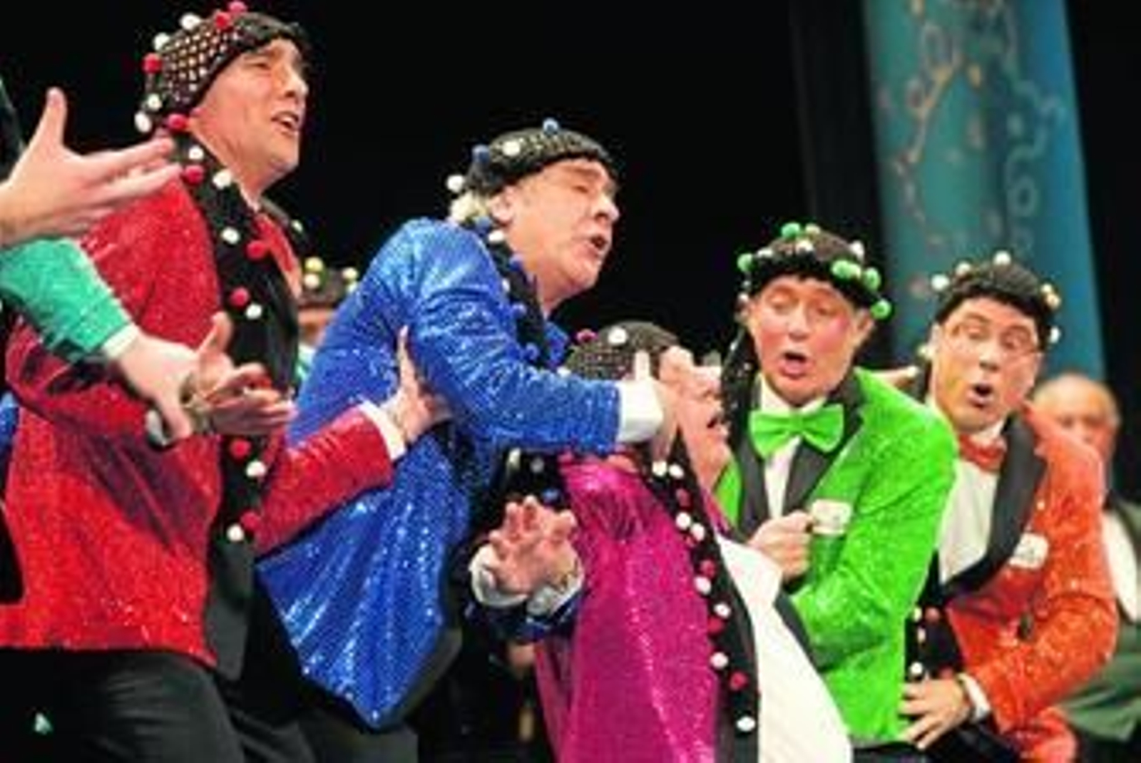 Un momento de la actuación de 'Los pre-paraos', con César Cadaval, Monchi y José Manuel Soto, entre otros.