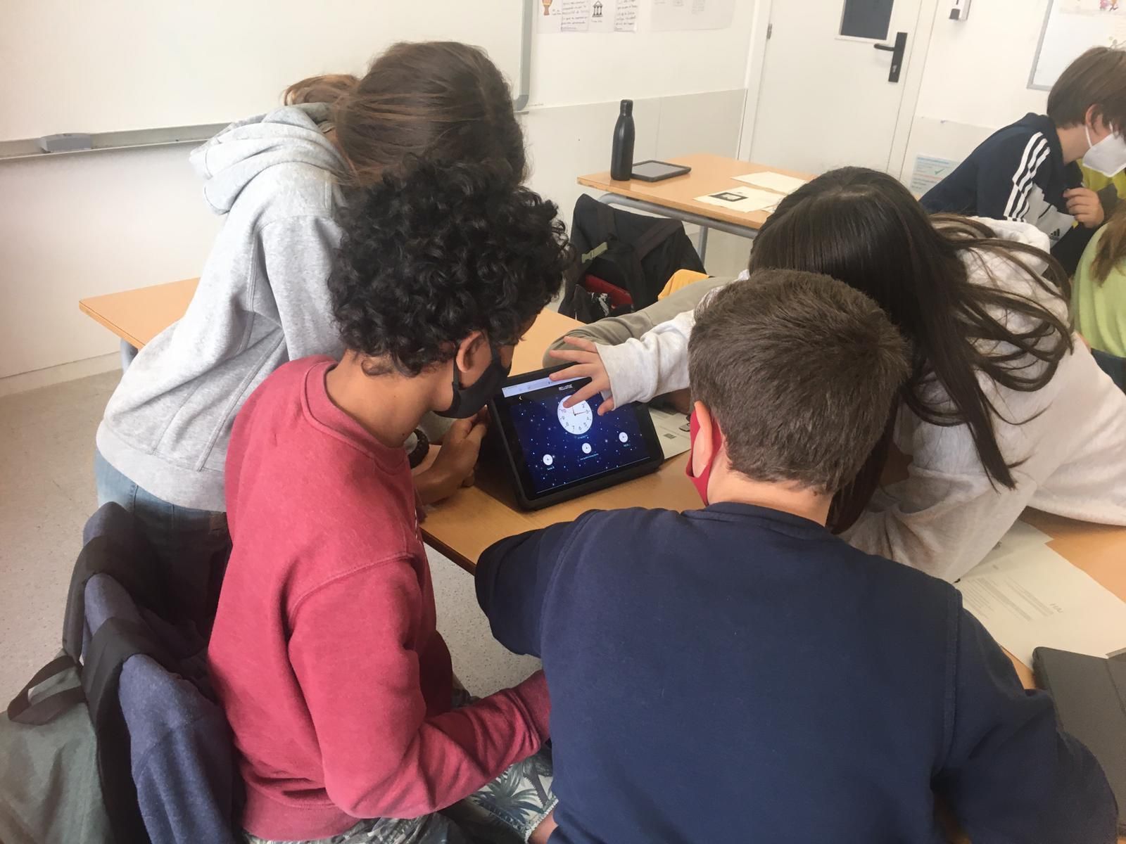 Escolares de Granada participan en el scape room 'Operación Madriguera'.