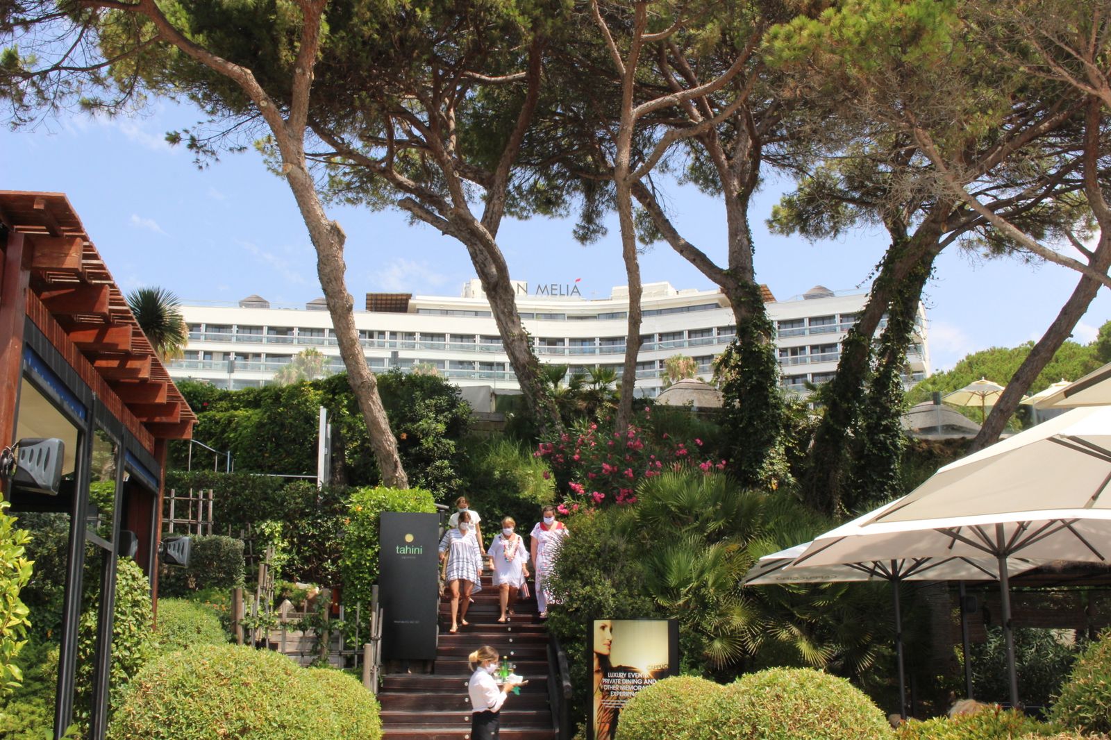 Varias turistas saliendo del hotel Don Pepe Gran Meliá de Marbella.