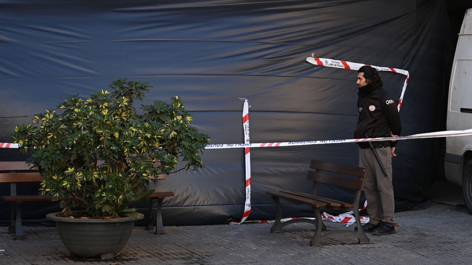 Un vigilante ante la sede de la entidad financiera.