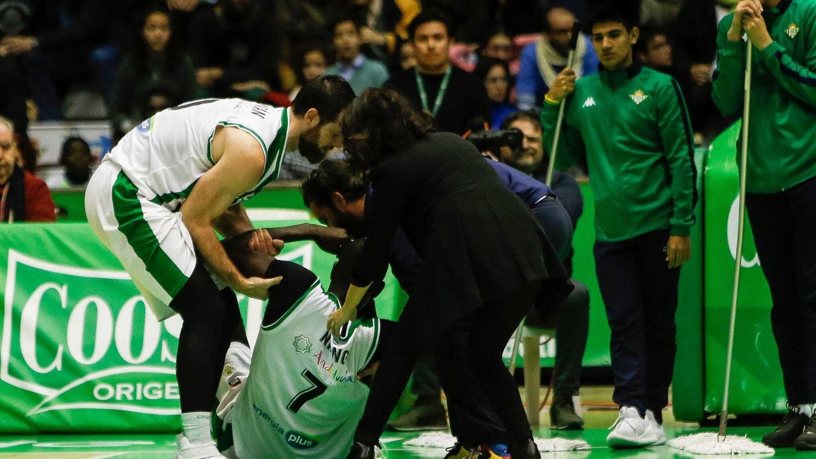 Pablo Almazán e Inma Avivar ayudan a Niang en el choque ante el Gran Canaria.