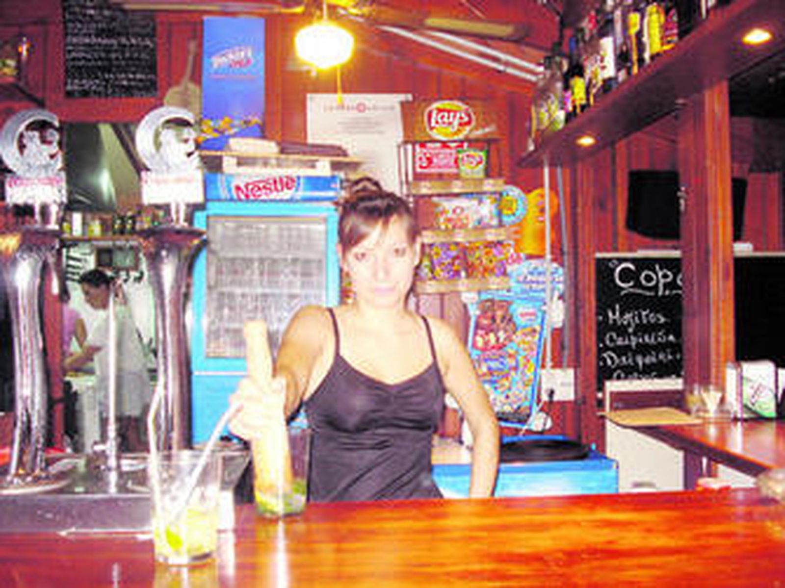 Mariana Veselinovo prepara  un mojito, la bebida más demandada del verano.