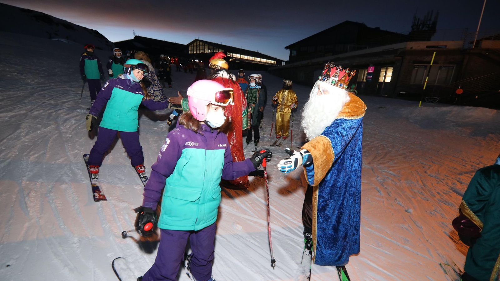 En Sierra Nevada llegaron esquiando