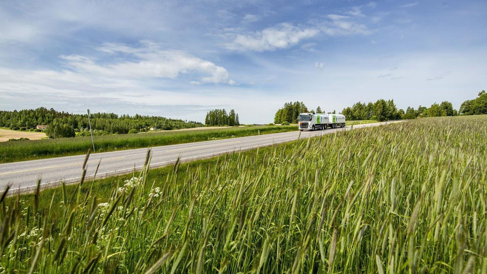 El HVO100 es un combustible que se produce sin utilizar gasóleo de origen fósil: exclusivamente se usan aceites vegetales y deshechos de la industria cárnica.