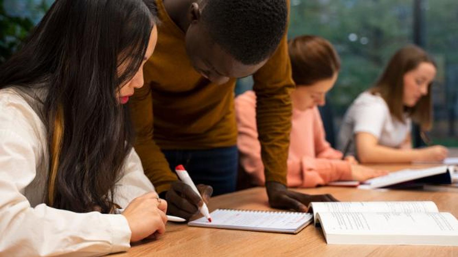 Alumnado corrigiendo errores gramaticales.