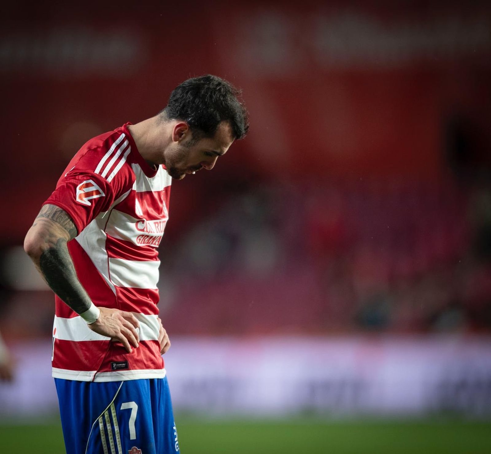 Álex Sola lamentándose tras fallar una ocasión.